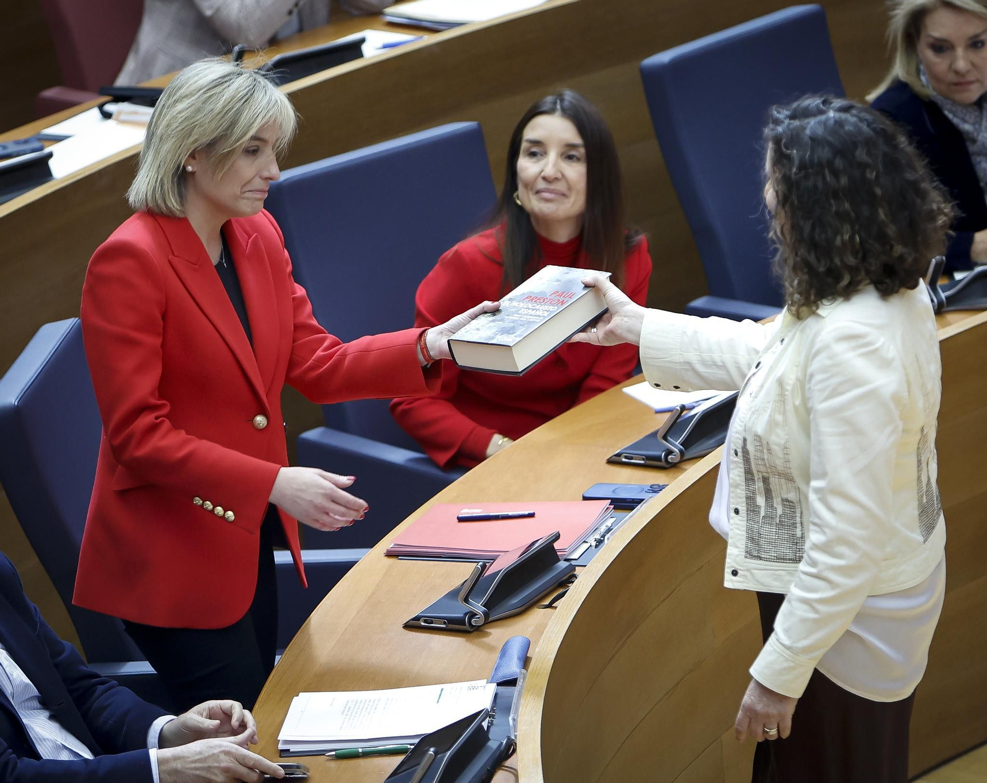 Mercedes Caballero entrega a Elisa Núñez un libro de Paul Preston.