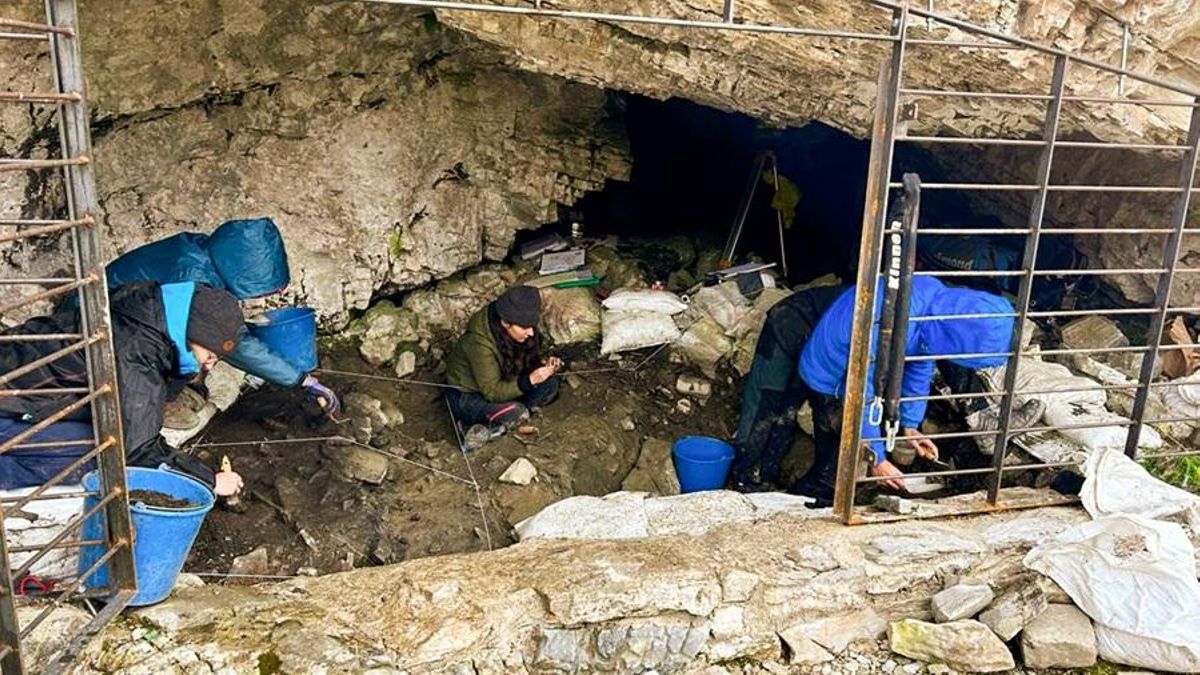 Trabajos de excavación arqueológica en la Cueva 338