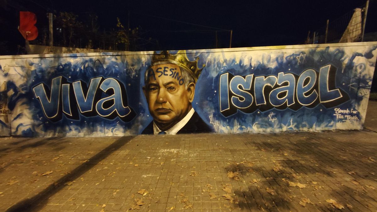 El mural que el grafitero israelí Dudi Shuval pintó exaltando a Netanyahu encima de un dibujo en denuncia al genocidio en Palestina, en el barrio de El Clot de Barcelona.
