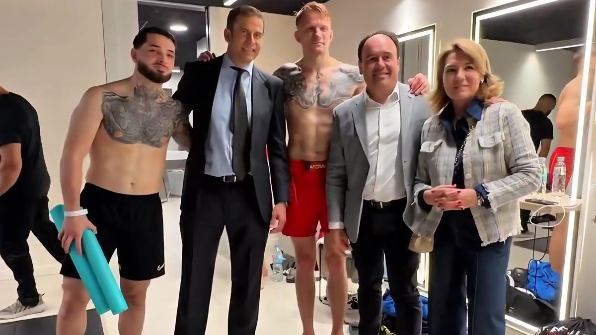 Pérez Llorca, con Topuria y Pablo Motos en la velada de lucha del Roig Arena