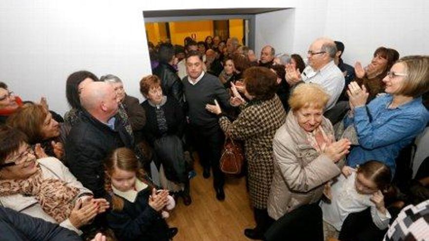 Decenas de vecinos de Cuadros arropando en 2015 a su alcalde tras salir de prisión bajo fianza e imputado por la Audiencia Nacional. / Carlos S. Campillo / ICAL