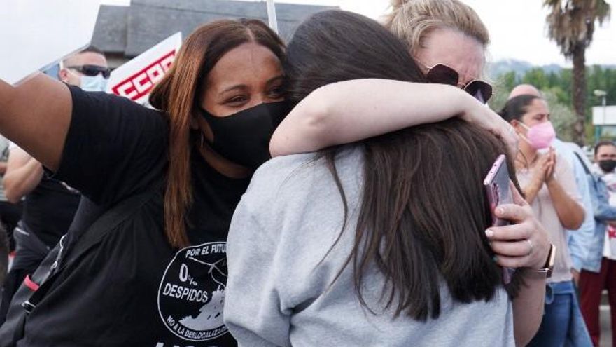 César Sánchez / ICAL . Abrazo en una concentración de trabajadores de LM Ponferrada durante el primer día de huelga.