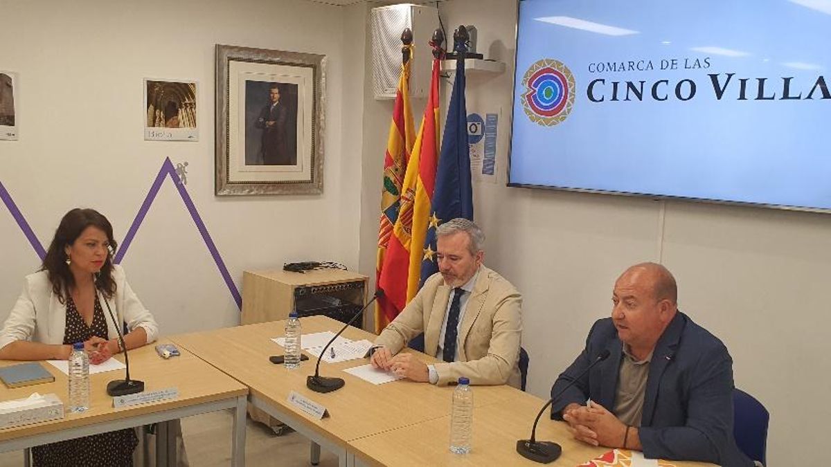 El presidente del Gobierno de Aragón, Jorge Azcón, ha visitado esta  mañana la sede de la Comarca de Cinco Villas y ha podido hablar con sus consejeros, consejeras y presidente comarcal en un pleno extraordinario convocado al efecto.