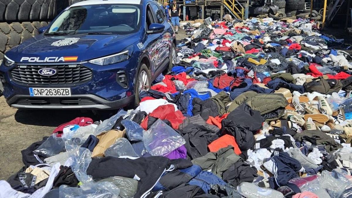 Reducen a cenizas una tonelada de ropa falsificada que fue requisada en un sólo día en los mercados de Astorga y Ponferrada