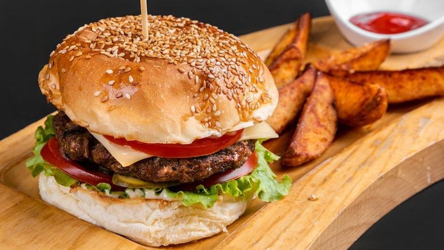 El error que casi todos cometen al condimentar las hamburguesas caseras y que las deja secas
