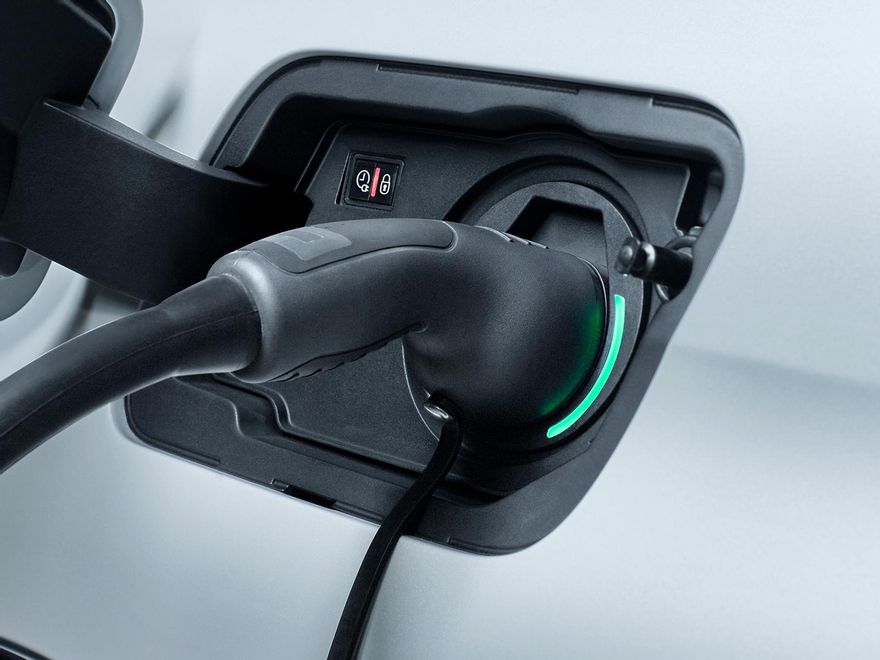 La carga de las baterías en los híbridos enchufables se produce de manera fundamental al conectar el coche a un punto de carga eléctrico.