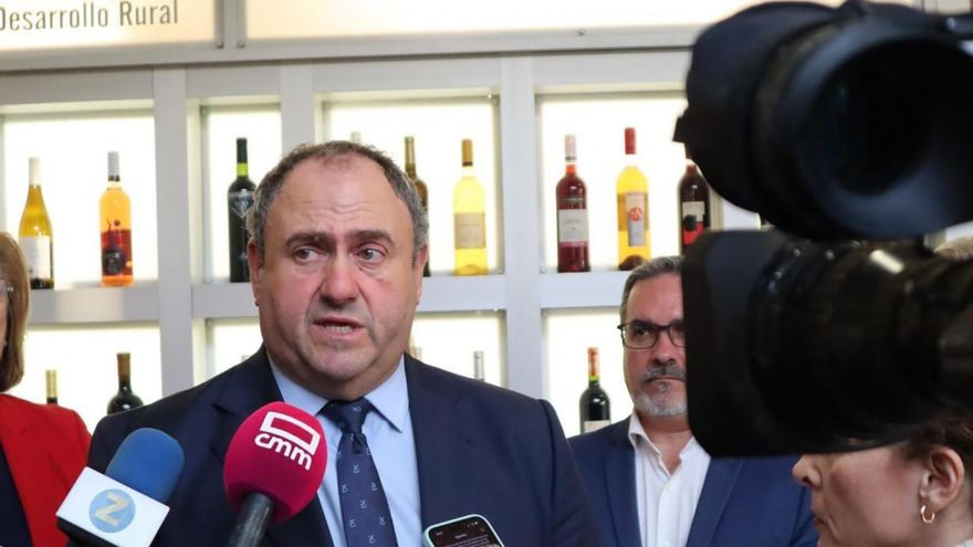 El consejero de Agricultura, Ganadería y Desarrollo Rural, Julián Martínez Lizán, en la Conferencia Santander Agro 'Jornada PAC 2025 y situación de los mercados' celebrada en Tomelloso.