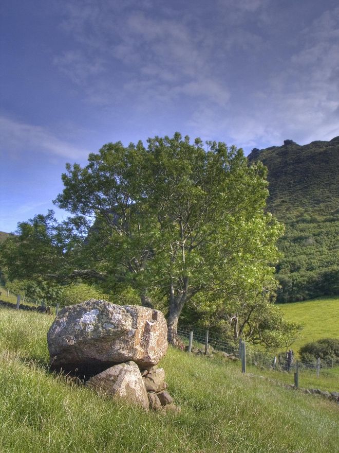 Dolmen en Galboly. Las viejas tumbas prehistóricas son el escenario de leyendas de hadas, brujas y fantasmas.