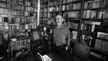 L'escriptor Marc Granell al seu estudi.