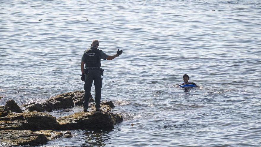 (Foto de ARCHIVO) Un guardia civil avisa a una persona que nada en el mar, a 2 de agosto de 2026, en Ceuta