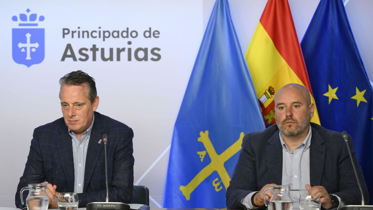 El consejero de Medio Rural y Política Agraria, Marcelino Marcos, izquierda, y el director General de Planificación Agraria, Marcos Da Rocha Rodríguez este martes, durante la rueda de prensa para informar sobre la modificación del II Plan de Gestión del Lobo.