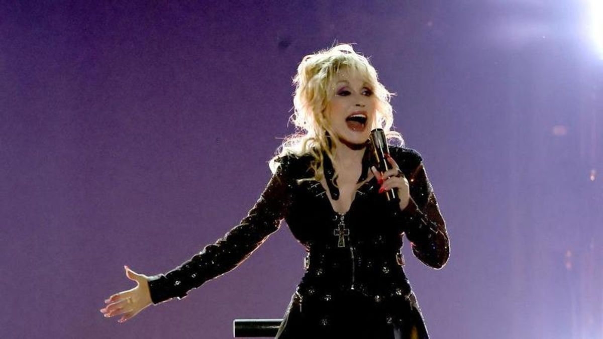 Dolly Parton durante una actuación en los premios de la música country en Frisco, Texas, en mayo de 2023.