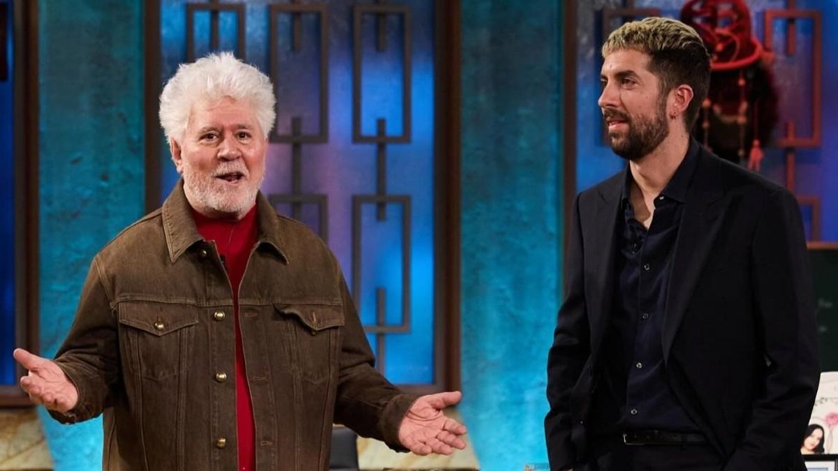 Pedro Almodóvar y David Broncano, en 'La Revuelta'