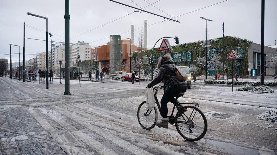 El aire polar se suma a la borrasca Fien: bajan las temperaturas y se extienden las nevadas con más de cien carreteras afectadas