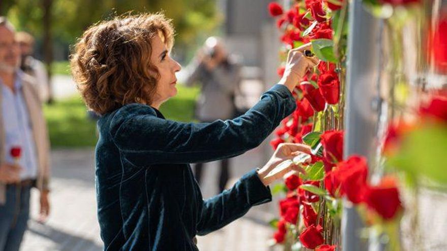 Montero, en Sevilla: "Es una vergüenza nacional que no tengamos la dignidad de sacar a 2.700 personas de una fosa"