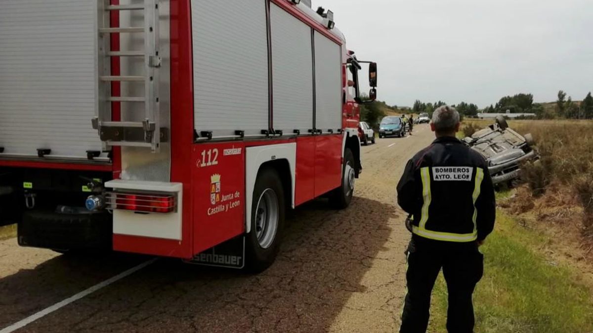 Un joven herido tras chocar con un camión, volcar y quedar atrapado en un cruce en Sahagún