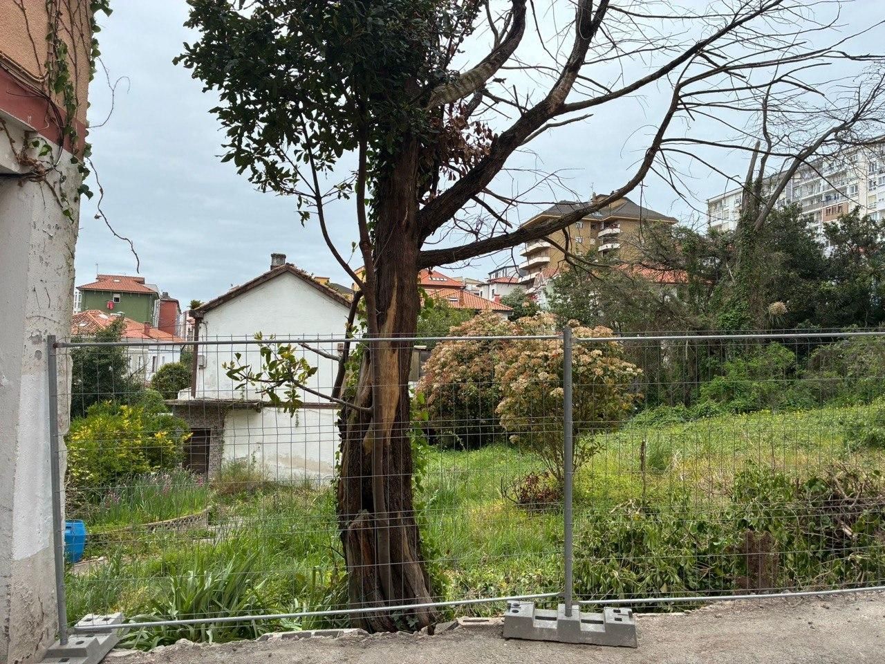 Al fondo, La Casa Blanca que era antiguo almacén, tras el derribo de un muro, en abril de 2026.