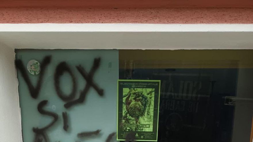 La asociación LGTBI de Cantabria sufre un ataque con pintadas de "viva Vox"