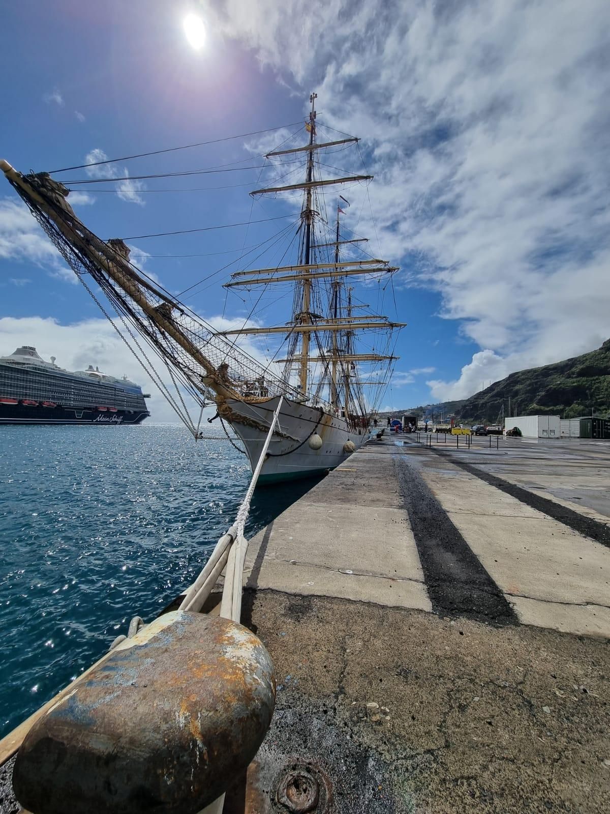 El Danmark, el histórico buque escuela de tres mástiles de la marina mercante danesa,  en el puerto de Santa Cruz de La Palma.
