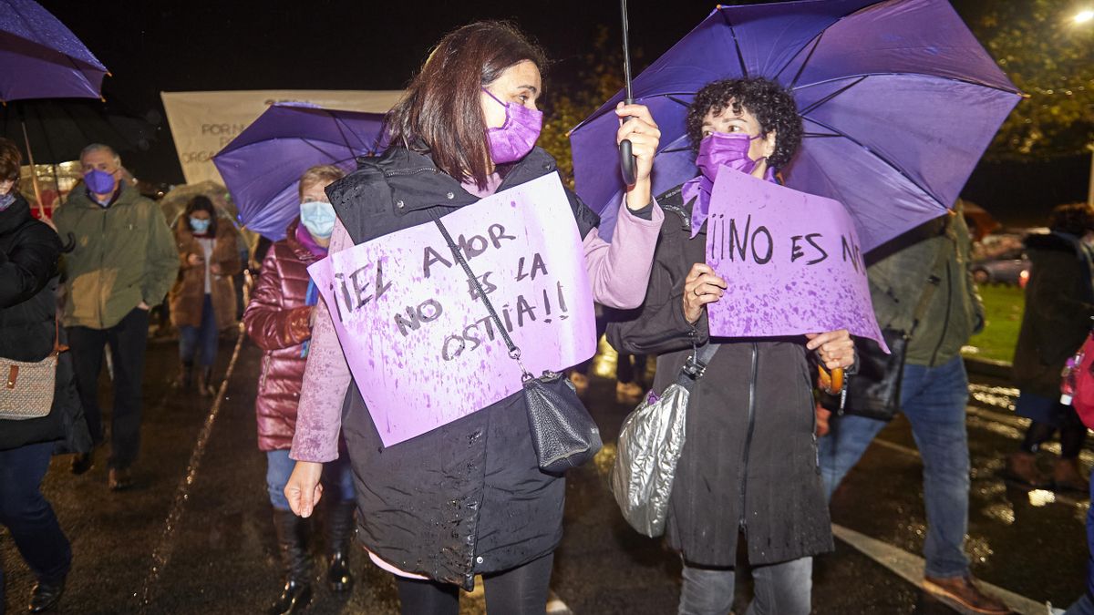 Archivo - Dos mujeres sostienen varias pancartas en una manifestación convocada por la Comisión 8 de Marzo contra la violencia machista, en Santander, Cantabria, (España).