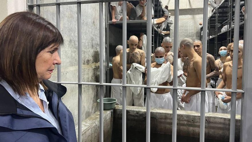 Patricia Bullrich viajó para interiorizarse en el modelo Bukele y tener su foto en la mega cárcel