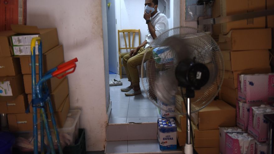 Abdullah Mamoun, un joven bangadesí solicitante de asilo dedicado a la venta ambulante que sigue sin poder trabajar, pasa las horas como voluntario en la asociación Valiente Bangla