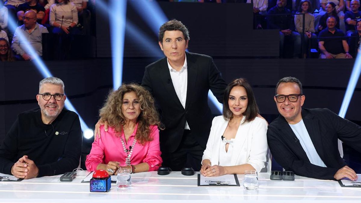 Manel Fuentes (en el centro) arropa a los miembros del jurado de 'Tu cara me suena': Florentino Fernández, Lolita Flores, Chenoa y Àngel Llàcer