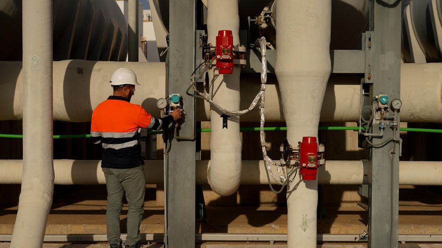 Imagen de archivo de un trabajador en una desaladora.