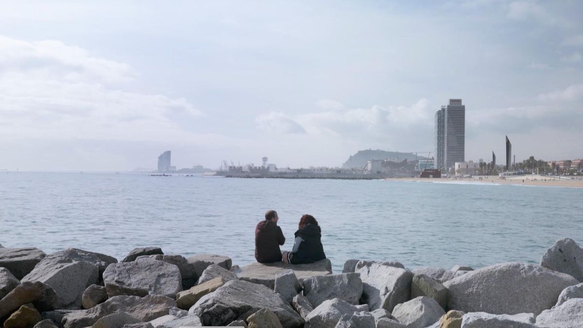 Fotograma del documental en el que Carmen y su pareja hablan frete al mar