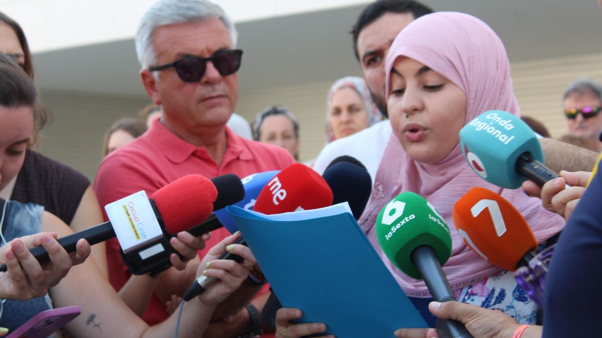 La joven Kenza Midoun durante el relato de la carta escrita por una mujer marroquí.