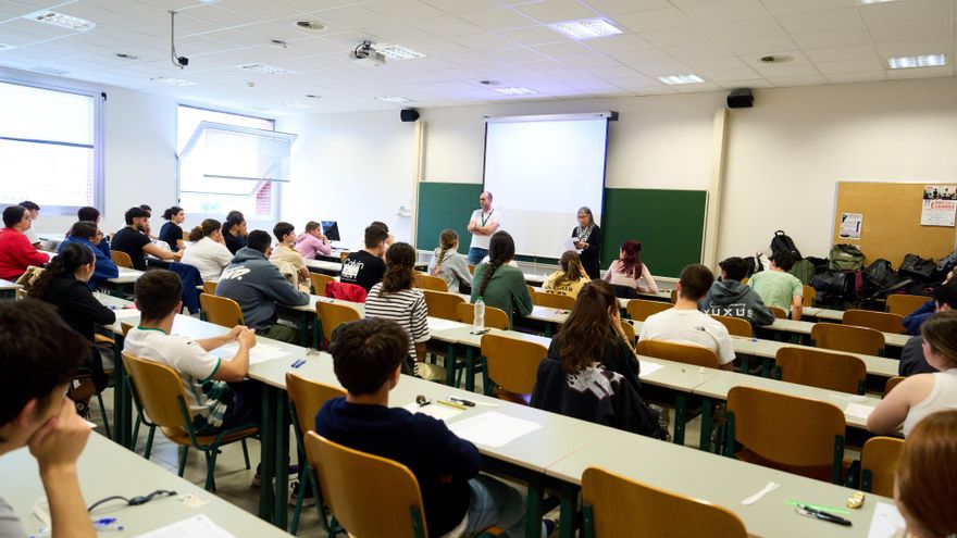 Alumnos durante la primera jornada de la Prueba de Acceso a la Universidad (PAU), en la Facultad de Derecho de la Universidad de Cantabria (UC).