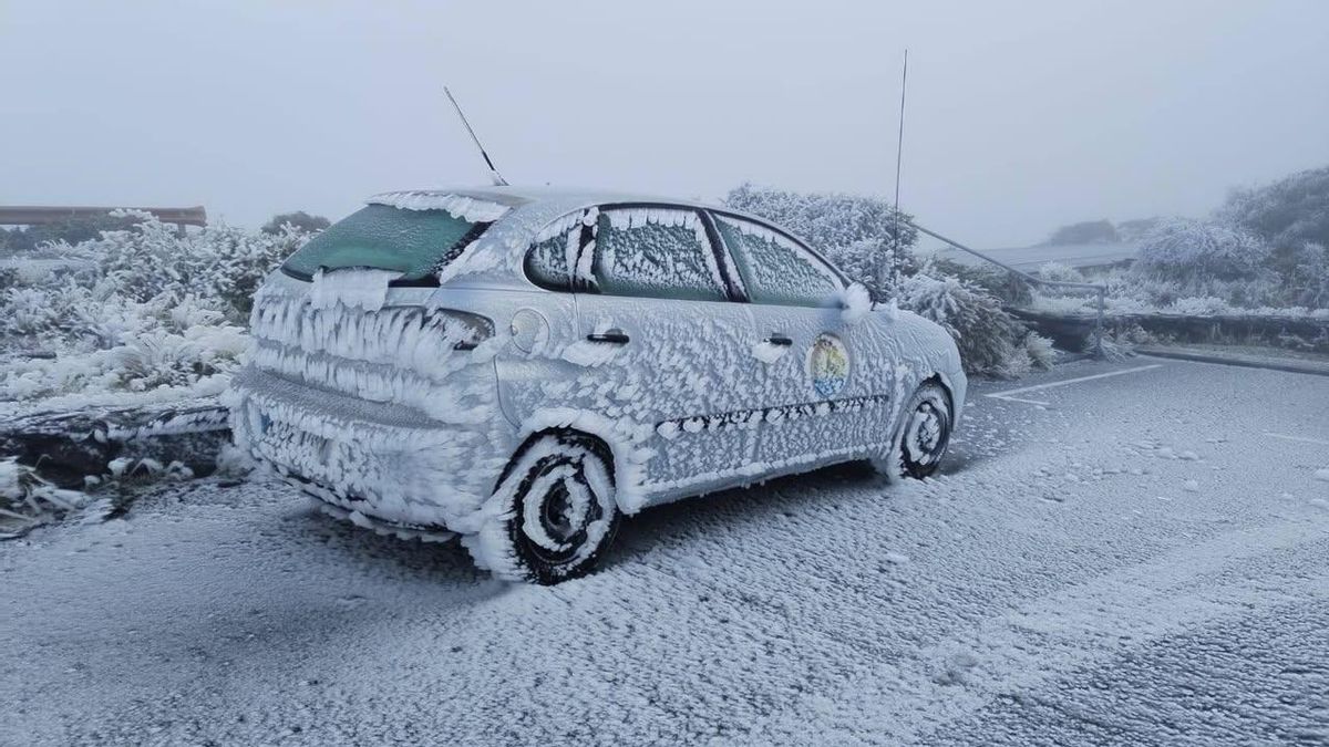 El granizo, la aguanieve y las heladas aumentan el grosor del manto blanco que cubre las cumbres de La Palma
