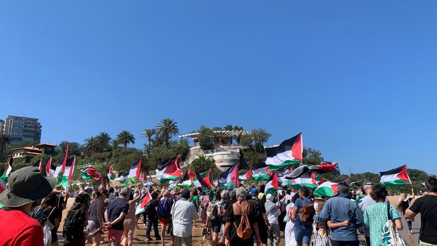 Centenares de personas se manifiestan en las playas de Santander para pedir el fin del "genocidio" en Gaza