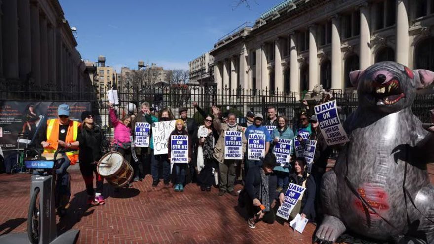 Protesta de los trabajadores a las puertas del museo de la Hispanic Society