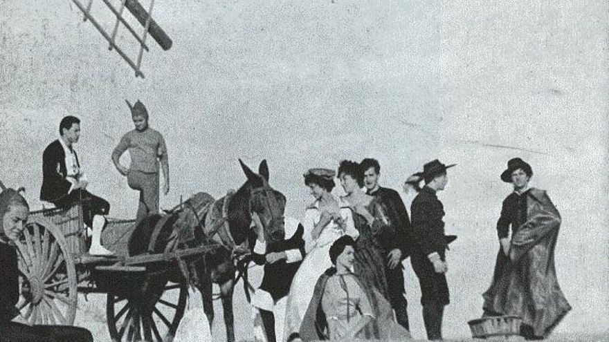 Alumnos del Conservatorio de París interpretando 'El diablo cojuelo' ante el molino El Doncel.