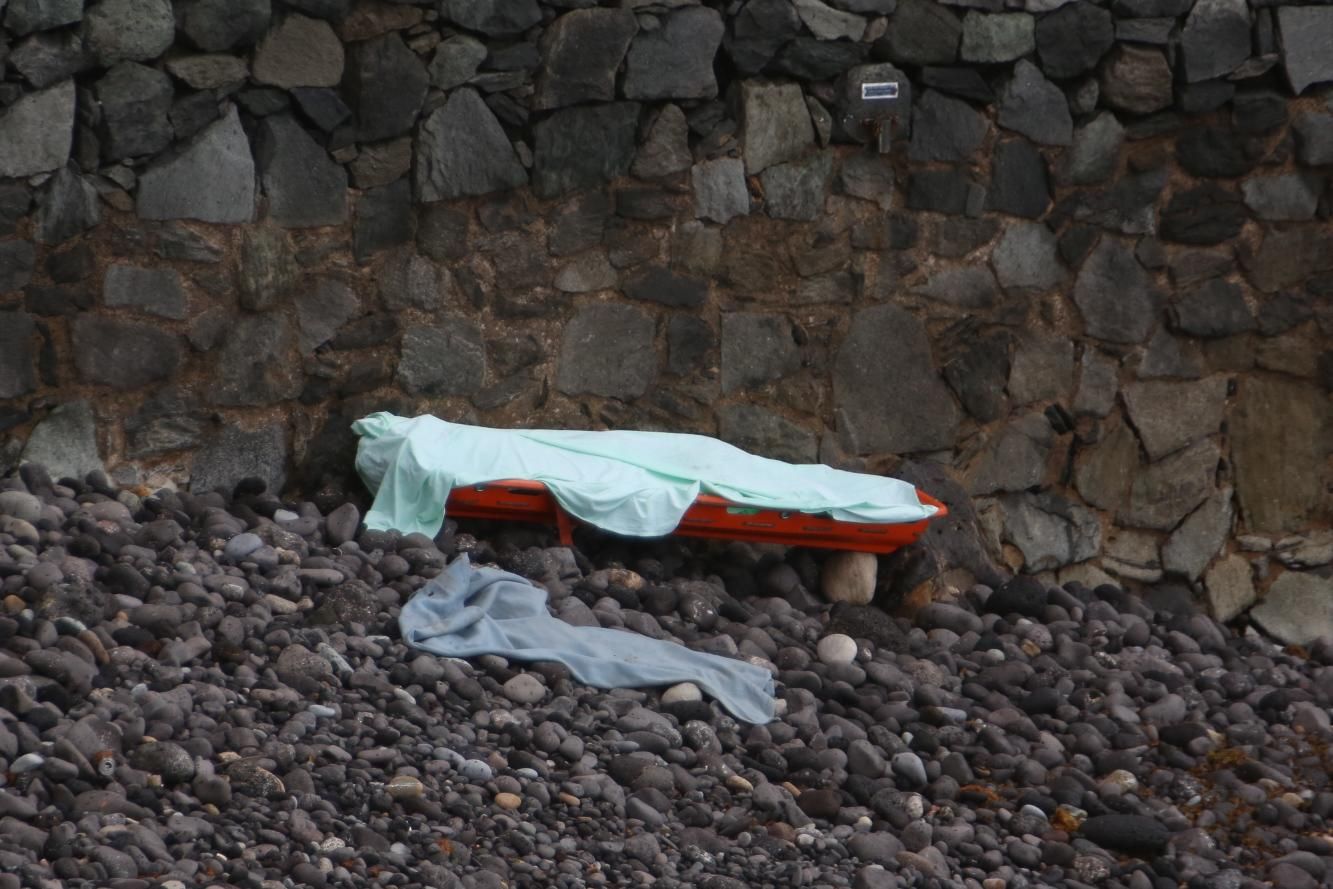 Aparece el cuerpo sin vida de una persona en la Bahía del Confital. (Alejandro Ramos)