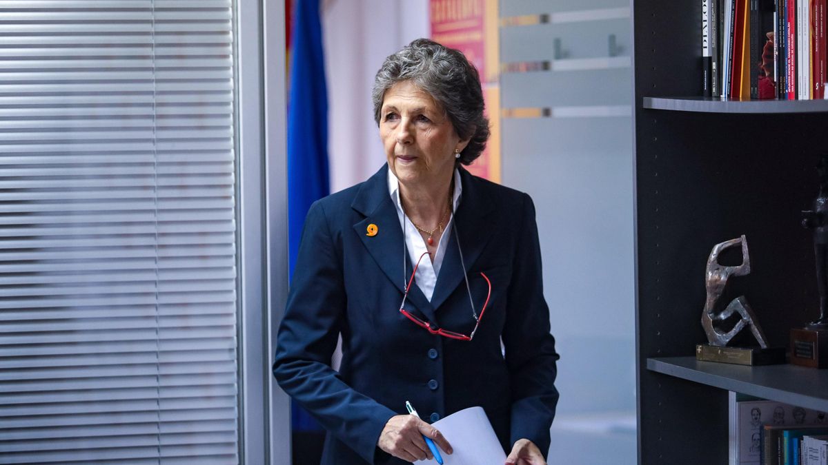 Archivo - La presidenta de Societat Civil Catalana, Elda Mata, a su llegada a una rueda de prensa, a 3 de octubre de 2023