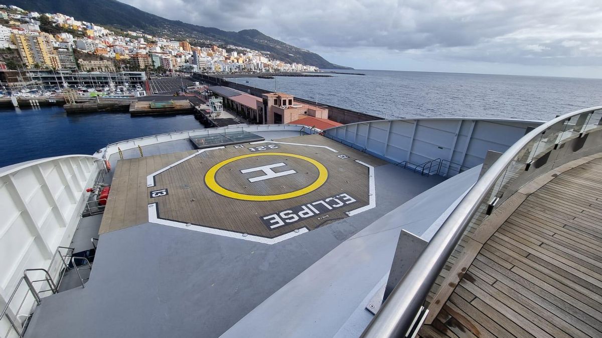 La helisuperficie del crucero ‘Scenic Eclipse’ y, al fondo, Santa Cruz de La Palma.
