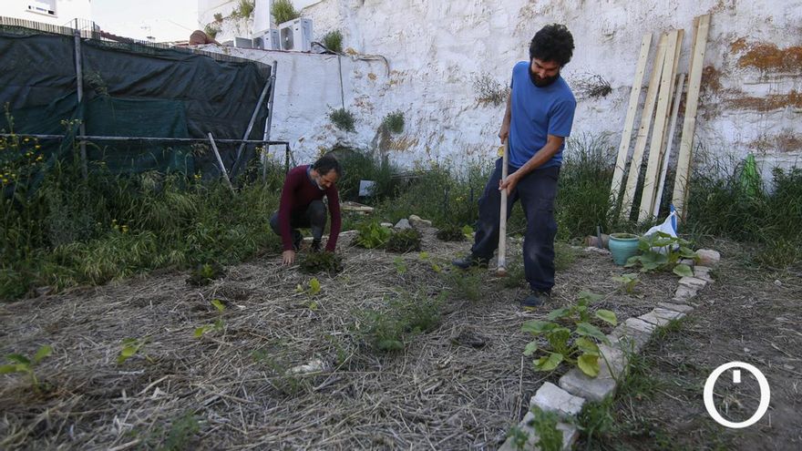 Los vecinos toman la iniciativa y naturalizan el antiguo solar de Pan Arenas en Costanillas