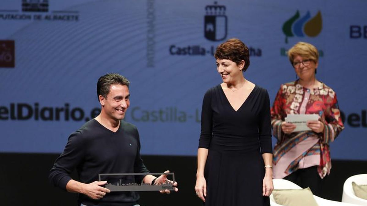 Luis Miguel García Marquina, deportista paralímpico recibió un reconocimiento de manos de Rosalía Lloret, CEO de elDiario.es