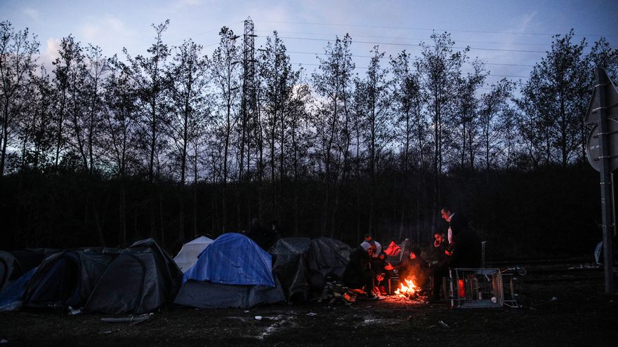 Afganos que huyeron de los talibanes se arriesgan a morir de frío en Calais