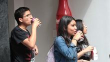 Jóvenes consumiendo bebidas