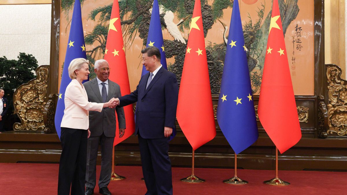 Archivo - La presidenta de la Comisión Europea, Ursula von der Leyen, y el presidente del Consejo Europeo, Antonio Costa, se reúnen con el presidente de China, Xi Jinping, en el marco de la cumbre UE-China.