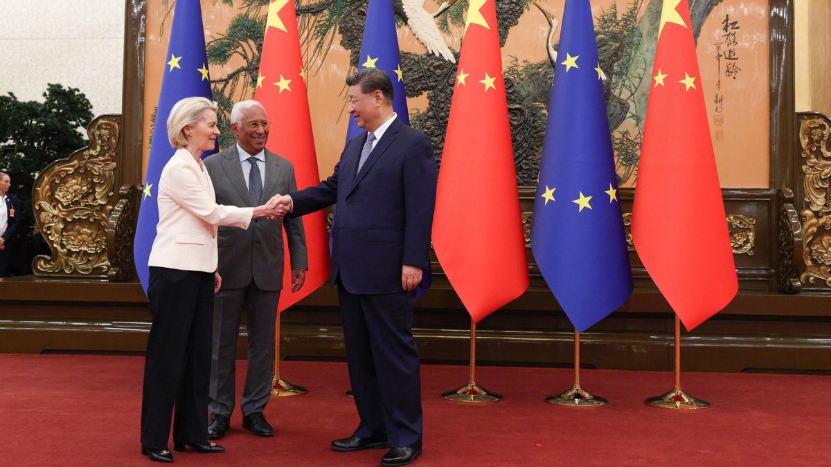 Archivo - La presidenta de la Comisión Europea, Ursula von der Leyen, y el presidente del Consejo Europeo, Antonio Costa, se reúnen con el presidente de China, Xi Jinping, en el marco de la cumbre UE-China.
