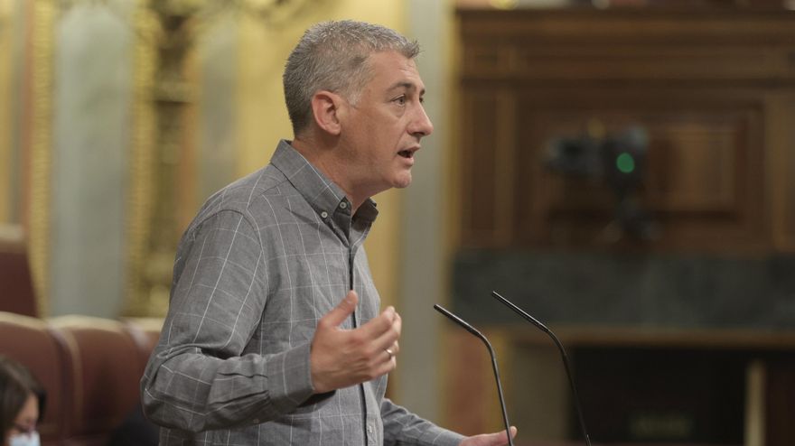 Archivo - El diputado de EH Bildu, Oskar Matute, interviene durante una sesión plenaria en el Congreso