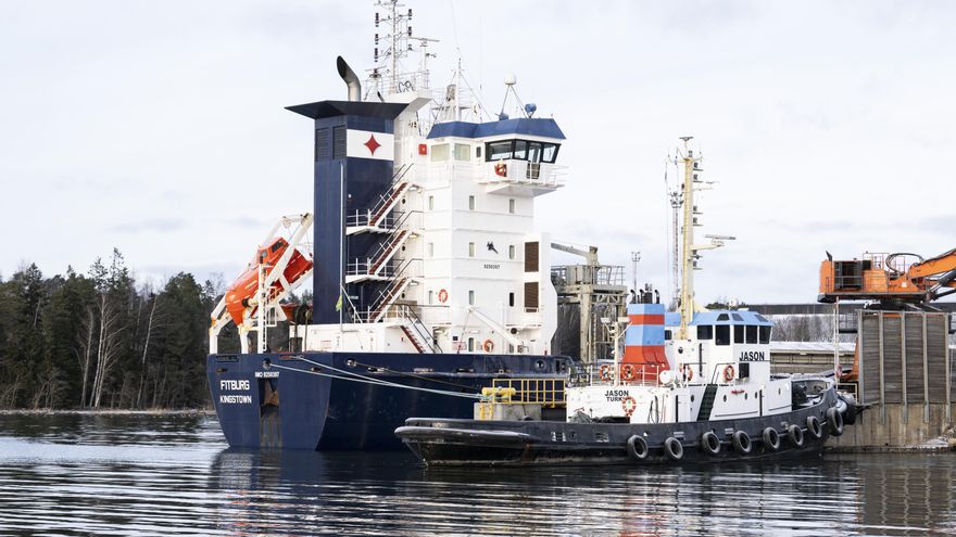 Detenidos dos tripulantes del barco sospechoso de dañar un cable submarino finlandés
