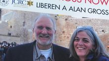Imagen de una pancarta con una imagen de Alan Gross junto a su esposa Judy
