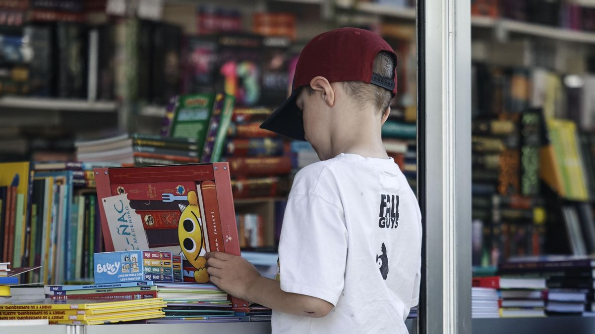Un niño observa un ejemplar en la 60ª edición de la Fira del Llibre de València.