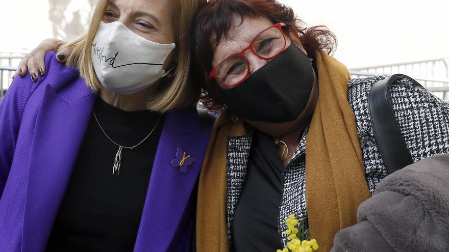 Las presas independentistas Dolors Bassa (d) y Carme Forcadell (i) tras el acto electoral de ERC. EFE/Andreu Dalmau/Archivo