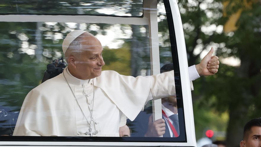 El papa León XIV saluda a los fieles desde el papamóvil a su llegada a la Plaza de Lima.